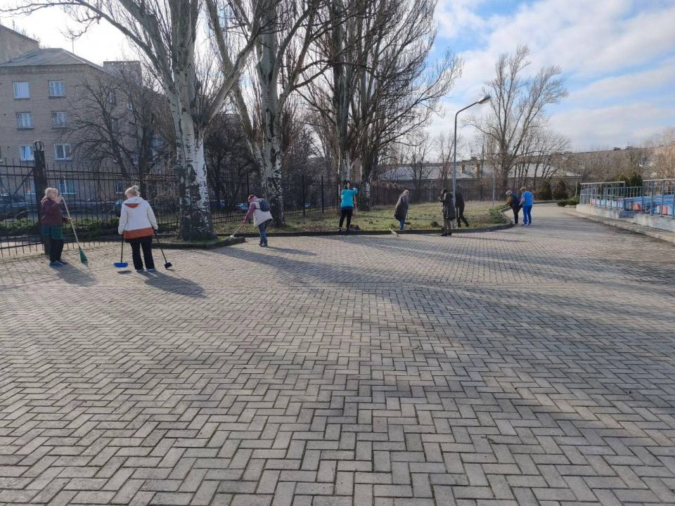 К субботнику присоединились предприятия и учреждения Кировского внутригородского района города Донецк! К субботнику присоединились предприятия и учреждения Кировского внутригородского района города Донецк!