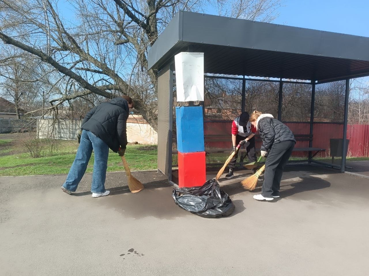 В Торезе состоялся общегородской субботник В Торезе состоялся общегородской субботник