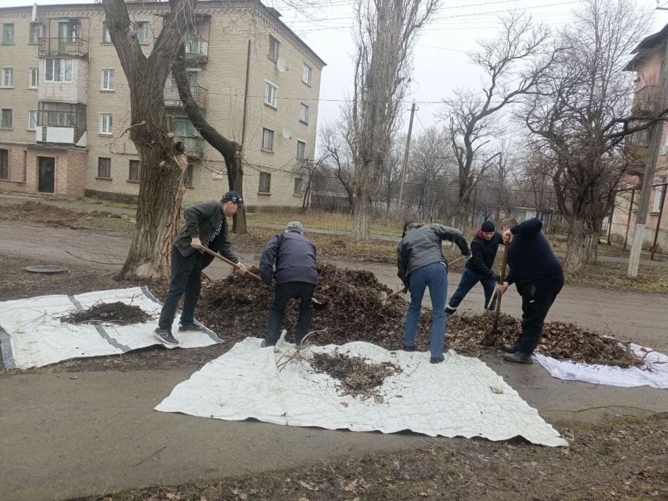 Весна– это традиционное время наведения чистоты и порядка, а субботники - добрая традиция, объединяющая поколения Весна– это традиционное время наведения чистоты и порядка, а субботники - добрая традиция, объединяющая поколения
