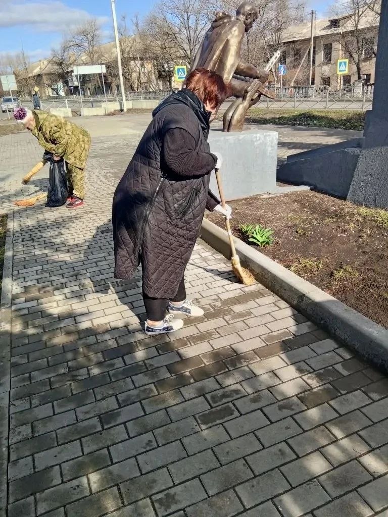 В Торезе состоялся общегородской субботник В Торезе состоялся общегородской субботник