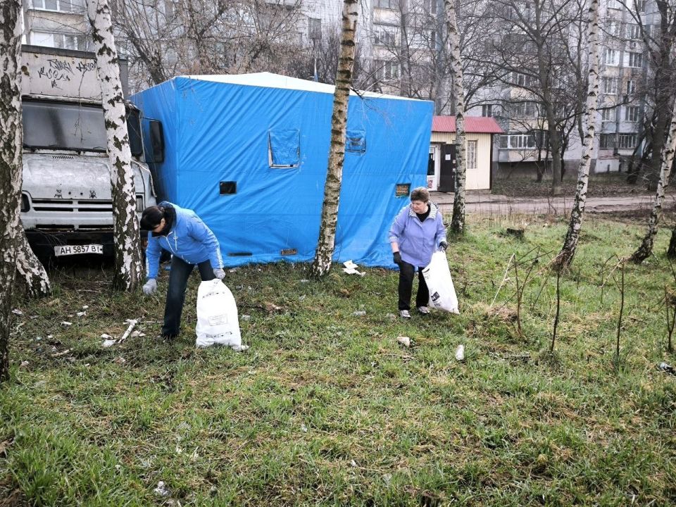 Субботник в Донецке!. Сотрудники Управы Ленинского внутригородского района Администрации городского округа Донецк, депутат Донецкого городского совета Евгений Селютин, представители МКУ «ЦООС», Ленинского штаба МГЕР ДНР... Субботник в Донецке!. Сотрудники Управы Ленинского внутригородского района Администрации городского округа Донецк, депутат Донецкого городского совета Евгений Селютин, представители МКУ «ЦООС», Ленинского штаба МГЕР ДНР...