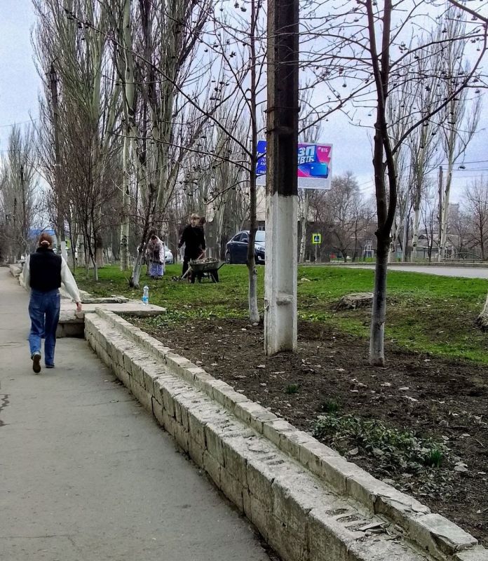 Студенты и сотрудники средних специальных учебных заведений приняли участие в общегородском субботнике Студенты и сотрудники средних специальных учебных заведений приняли участие в общегородском субботнике