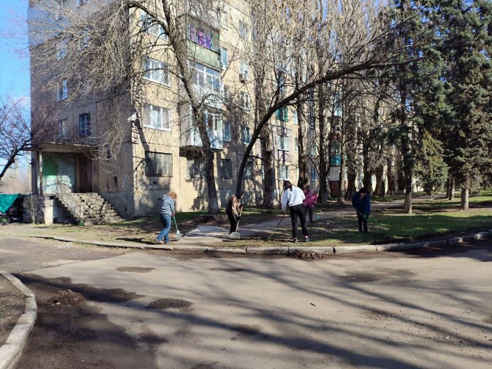 Сотрудники МБУ "Централизованная библиотечная система" совместно с МБУ ДО "Харцызская детская школа искусств" привели в порядок сквер и переулок имени С. М. Николенко Сотрудники МБУ "Централизованная библиотечная система" совместно с МБУ ДО "Харцызская детская школа искусств" привели в порядок сквер и переулок имени С. М. Николенко