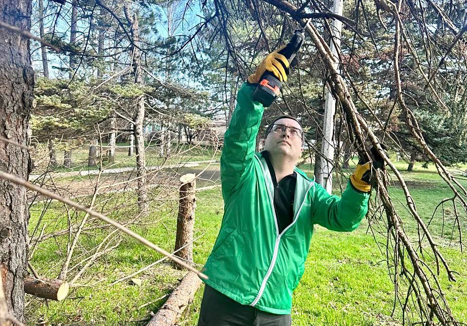 Когда дело — в единстве. Аппарат и депутаты Харцызского городского совета провели субботник в пгт Когда дело — в единстве. Аппарат и депутаты Харцызского городского совета провели субботник в пгт