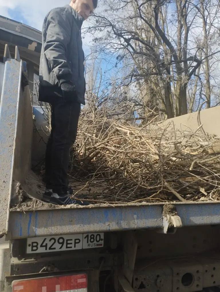 Сегодня сотрудники МБУ «Харцызский городской Дворец культуры» приняли участие в республиканском субботнике на территории сквера у Дворца культуры им. К. Маркса, были убраны поросли, сухостой и прошлогодняя листва, также было... Сегодня сотрудники МБУ «Харцызский городской Дворец культуры» приняли участие в республиканском субботнике на территории сквера у Дворца культуры им. К. Маркса, были убраны поросли, сухостой и прошлогодняя листва, также было...