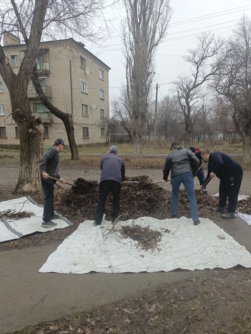Сотрудники МБУ «Мироновский поселковый ДК» и МБУ «Центр культуры и досуга» присоединились к общегородскому субботнику по благоустройству городского округа Дебальцево