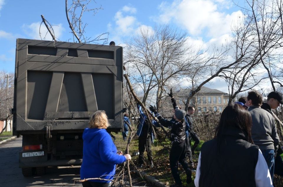 Сегодня, 28 марта, в рамках проекта "Городская среда", проведен общегородской субботник, в котором приняли участие Секретарь Торезского местного отделения партии "Единая Россия" Артём Чесноков, Председатель Торезского... Сегодня, 28 марта, в рамках проекта "Городская среда", проведен общегородской субботник, в котором приняли участие Секретарь Торезского местного отделения партии "Единая Россия" Артём Чесноков, Председатель Торезского...
