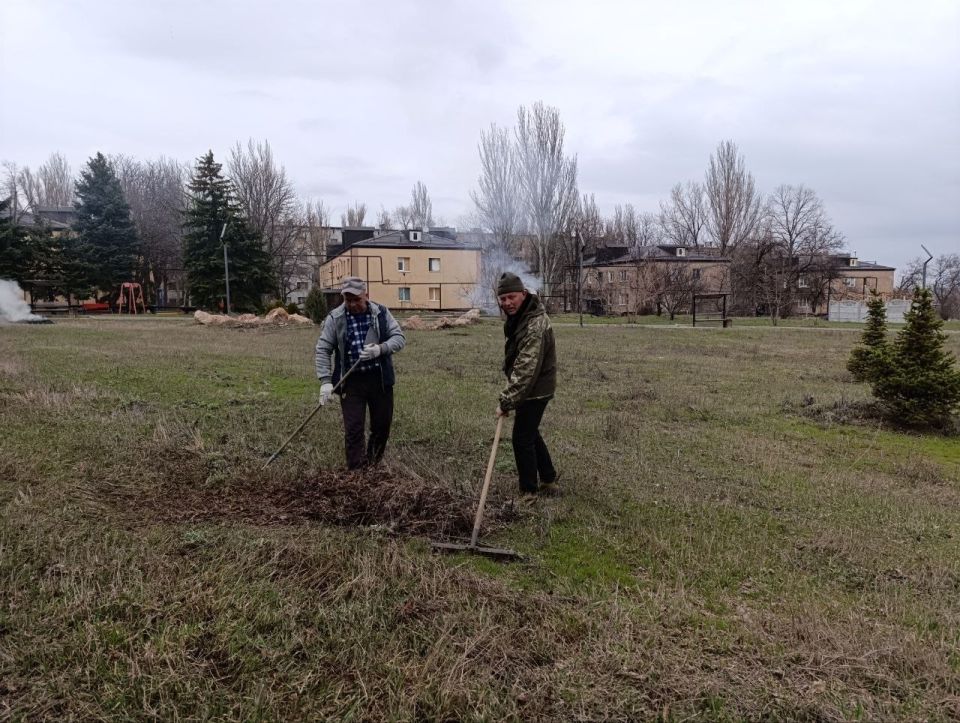 В Новолуганском прошёл субботник! В Новолуганском прошёл субботник!