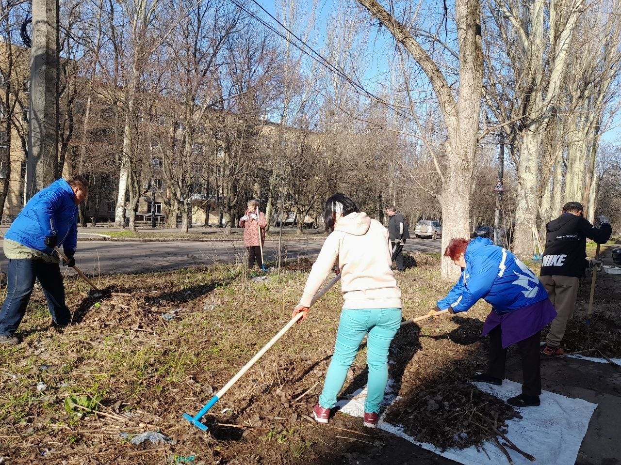 Валентин Левченко: Сегодня сотрудники Управы Киевского внутригородского района не остались в стороне и активно включились в общегородской субботник! Валентин Левченко: Сегодня сотрудники Управы Киевского внутригородского района не остались в стороне и активно включились в общегородской субботник!