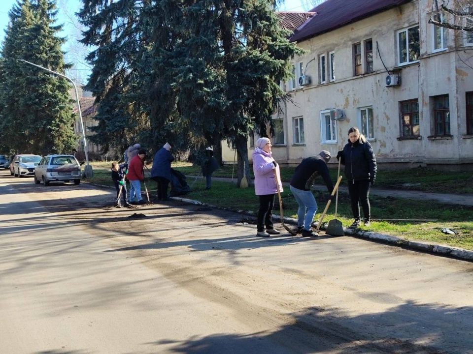 Сотрудники МБУ "Централизованная библиотечная система" совместно с МБУ ДО "Харцызская детская школа искусств" привели в порядок сквер и переулок имени С. М. Николенко Сотрудники МБУ "Централизованная библиотечная система" совместно с МБУ ДО "Харцызская детская школа искусств" привели в порядок сквер и переулок имени С. М. Николенко