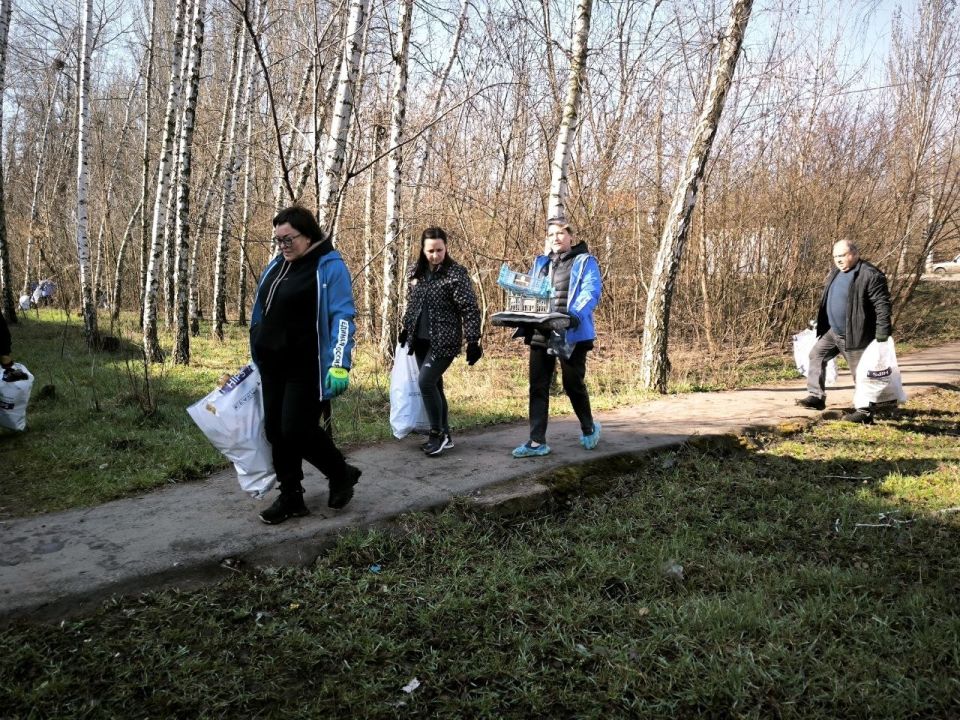Субботник в Донецке!. Сотрудники Управы Ленинского внутригородского района Администрации городского округа Донецк, депутат Донецкого городского совета Евгений Селютин, представители МКУ «ЦООС», Ленинского штаба МГЕР ДНР... Субботник в Донецке!. Сотрудники Управы Ленинского внутригородского района Администрации городского округа Донецк, депутат Донецкого городского совета Евгений Селютин, представители МКУ «ЦООС», Ленинского штаба МГЕР ДНР...