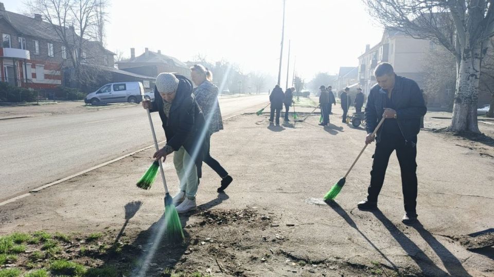 Игорь Мартынов: Сотрудники Енакиевского филиала ЕРФ по управлению МКД на общегородском субботнике Игорь Мартынов: Сотрудники Енакиевского филиала ЕРФ по управлению МКД на общегородском субботнике