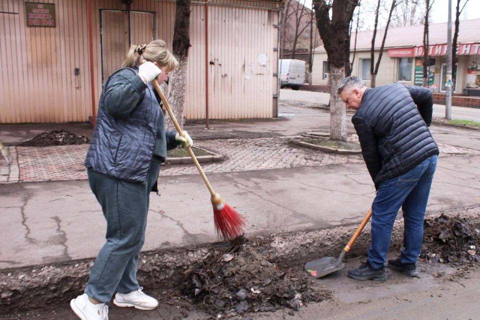 Александр Петрикин: 27 марта возле администрации Краснолиманского муниципального округа состоялся санитарный день в рамках ежегодной акции «Зеленый Донбасс» Александр Петрикин: 27 марта возле администрации Краснолиманского муниципального округа состоялся санитарный день в рамках ежегодной акции «Зеленый Донбасс»