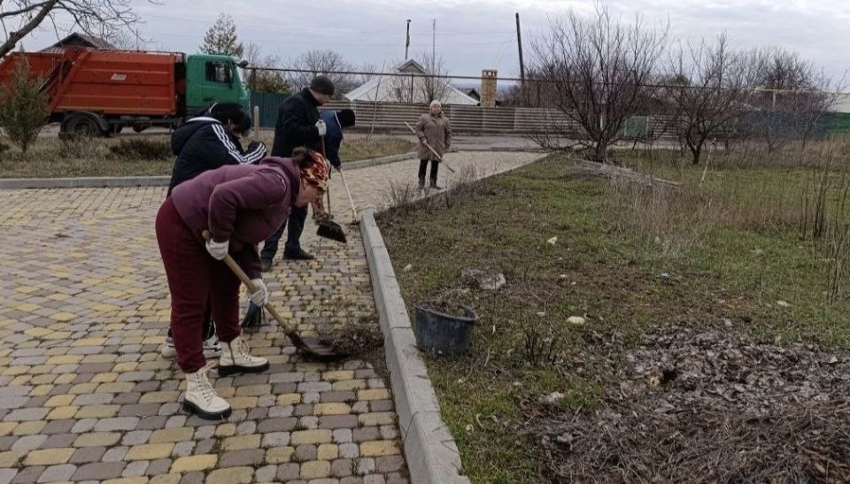 В Новолуганском прошёл субботник! В Новолуганском прошёл субботник!