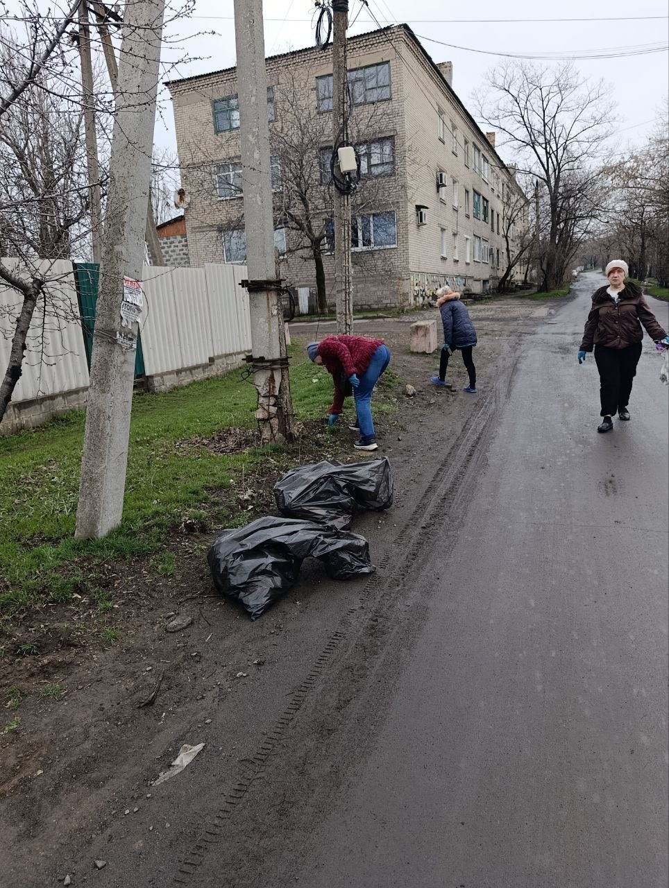 В Торезе состоялся общегородской субботник В Торезе состоялся общегородской субботник