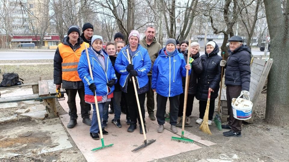 В рамках проекта "Донбасс Наш Дом", реализуемого Единой Россией, в Кировском районе города Донецк продолжают проходить субботники В рамках проекта "Донбасс Наш Дом", реализуемого Единой Россией, в Кировском районе города Донецк продолжают проходить субботники