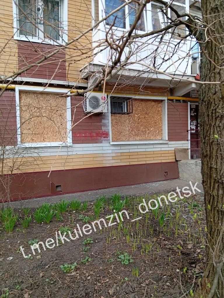 Московский подрядчик закрывает выбитые окна после вчерашнего обстрела ВСУ Ворошиловском районе Московский подрядчик закрывает выбитые окна после вчерашнего обстрела ВСУ Ворошиловском районе
