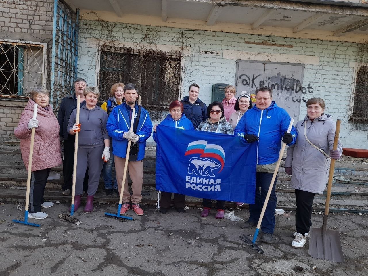 Валентин Левченко: Сегодня сотрудники Управы Киевского внутригородского района не остались в стороне и активно включились в общегородской субботник!