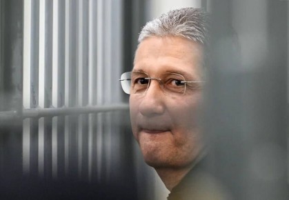 Улыбчивый (правда за решёткой) бывший замминистра обороны России Тимур Иванов заключил сделку со следствием и пообещал дать показания в отношении ряда коррумпированных чиновников, сообщает «Коммерсантъ»