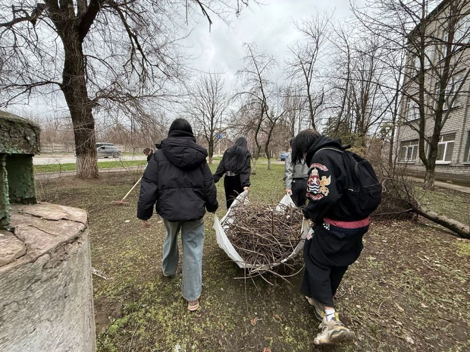 Студенты и сотрудники средних специальных учебных заведений приняли участие в общегородском субботнике Студенты и сотрудники средних специальных учебных заведений приняли участие в общегородском субботнике
