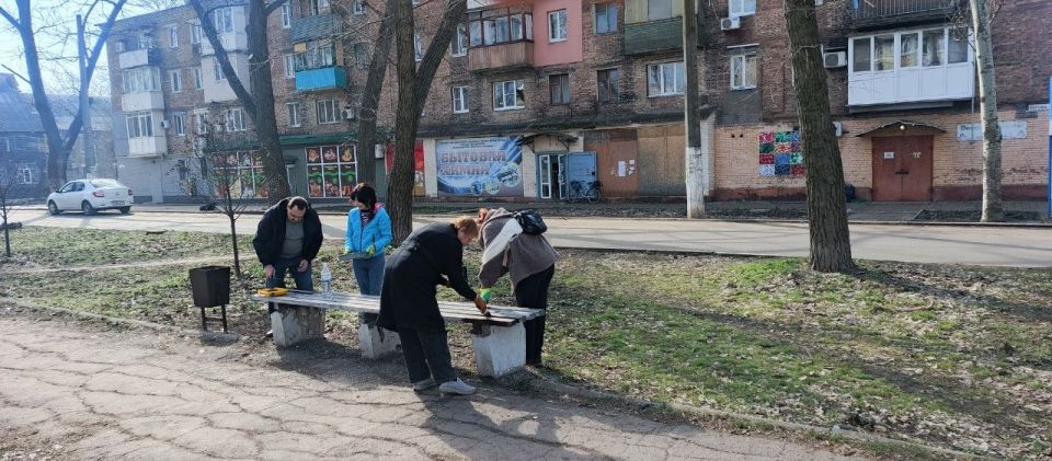 В рамках проекта "Донбасс Наш Дом", реализуемого Единой Россией, в Кировском районе города Донецк продолжают проходить субботники В рамках проекта "Донбасс Наш Дом", реализуемого Единой Россией, в Кировском районе города Донецк продолжают проходить субботники
