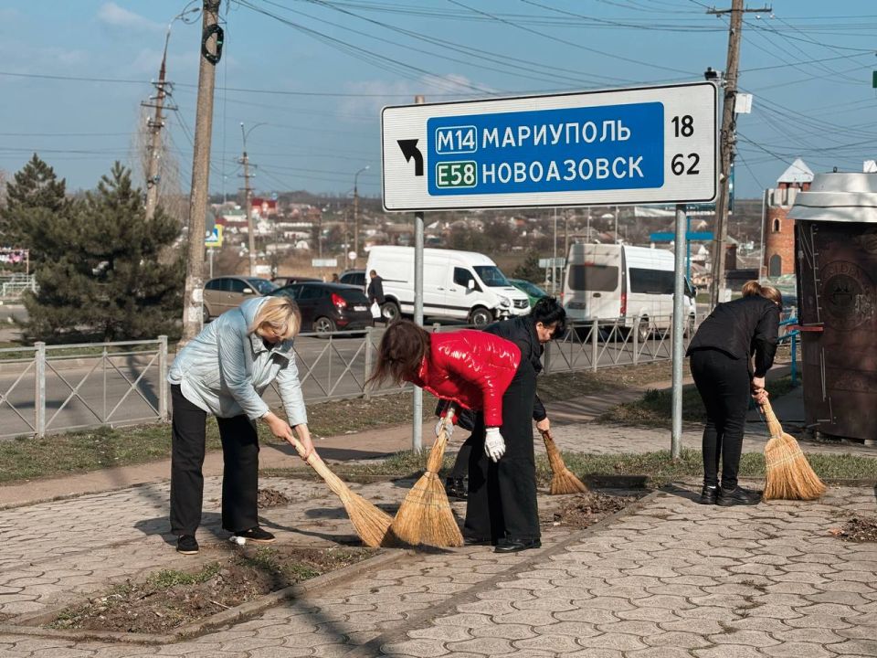 Борис Трима: В Мангуше прошел традиционный субботник Борис Трима: В Мангуше прошел традиционный субботник