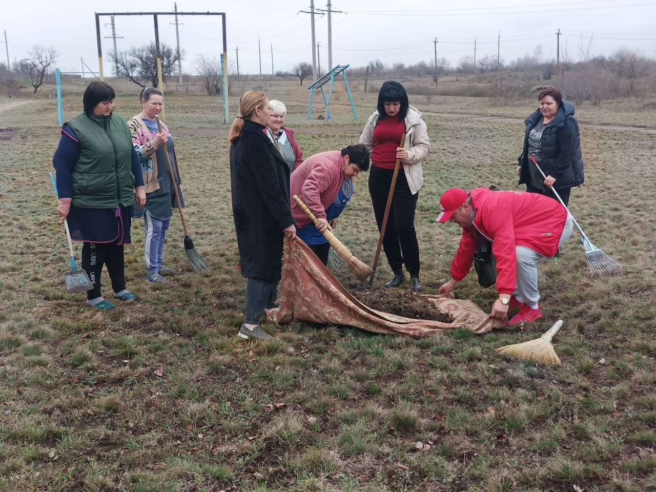Игорь Мартынов: Сотрудники сферы образования вышли на общегородской субботник