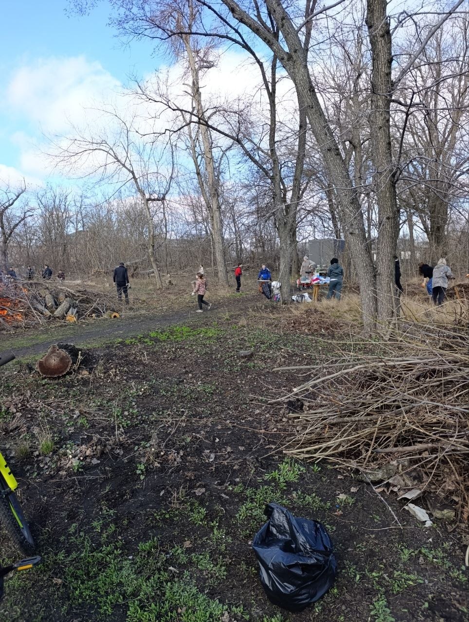 В Торезе состоялся общегородской субботник в парке по ул.Кошевого В Торезе состоялся общегородской субботник в парке по ул.Кошевого