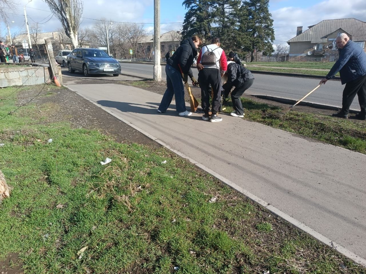 В Торезе состоялся общегородской субботник В Торезе состоялся общегородской субботник
