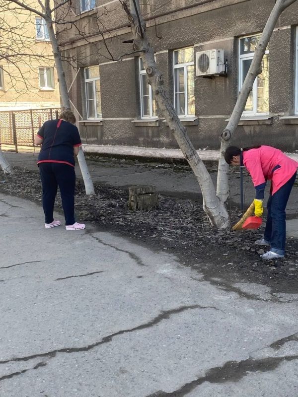 Работники учреждений здравоохранения приняли участие в общегородском субботнике Работники учреждений здравоохранения приняли участие в общегородском субботнике