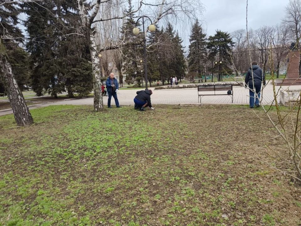 Игорь Мартынов: Енакиевский городской совет принял участие в общегородском субботнике Игорь Мартынов: Енакиевский городской совет принял участие в общегородском субботнике