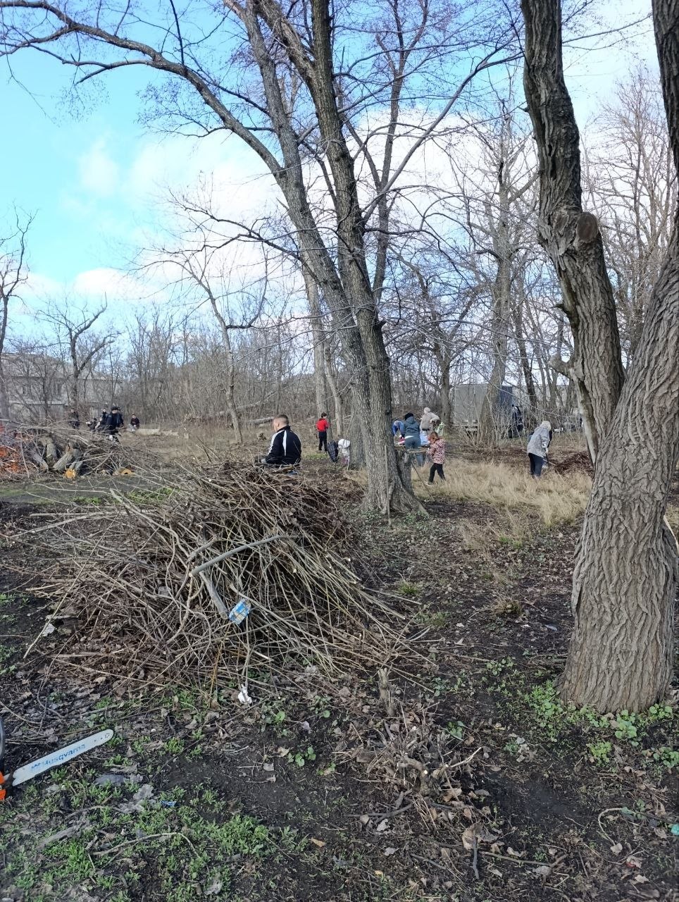 В Торезе состоялся общегородской субботник в парке по ул.Кошевого В Торезе состоялся общегородской субботник в парке по ул.Кошевого