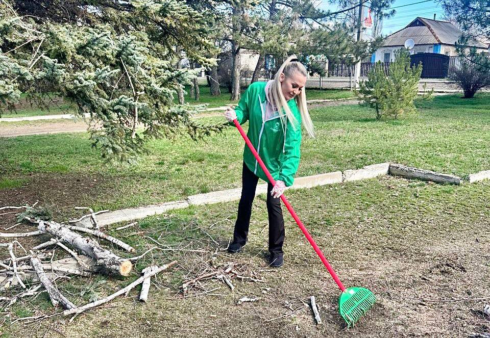 Когда дело — в единстве. Аппарат и депутаты Харцызского городского совета провели субботник в пгт Когда дело — в единстве. Аппарат и депутаты Харцызского городского совета провели субботник в пгт