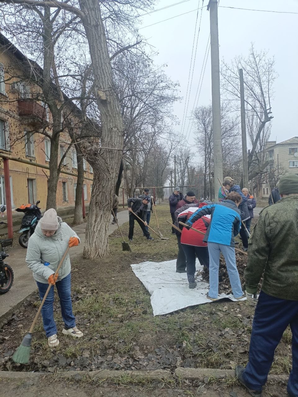 Сотрудники МБУ «Мироновский поселковый ДК» и МБУ «Центр культуры и досуга» присоединились к общегородскому субботнику по благоустройству городского округа Дебальцево Сотрудники МБУ «Мироновский поселковый ДК» и МБУ «Центр культуры и досуга» присоединились к общегородскому субботнику по благоустройству городского округа Дебальцево