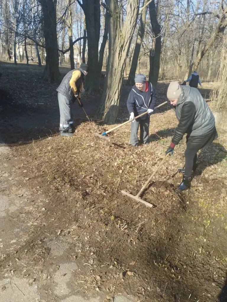 Сегодня сотрудники МБУ «Харцызский городской Дворец культуры» приняли участие в республиканском субботнике на территории сквера у Дворца культуры им. К. Маркса, были убраны поросли, сухостой и прошлогодняя листва, также было... Сегодня сотрудники МБУ «Харцызский городской Дворец культуры» приняли участие в республиканском субботнике на территории сквера у Дворца культуры им. К. Маркса, были убраны поросли, сухостой и прошлогодняя листва, также было...