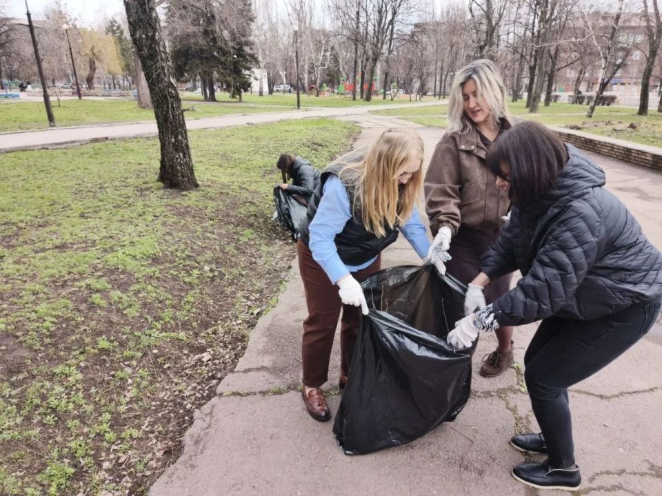 Игорь Мартынов: Енакиевский городской совет принял участие в общегородском субботнике Игорь Мартынов: Енакиевский городской совет принял участие в общегородском субботнике