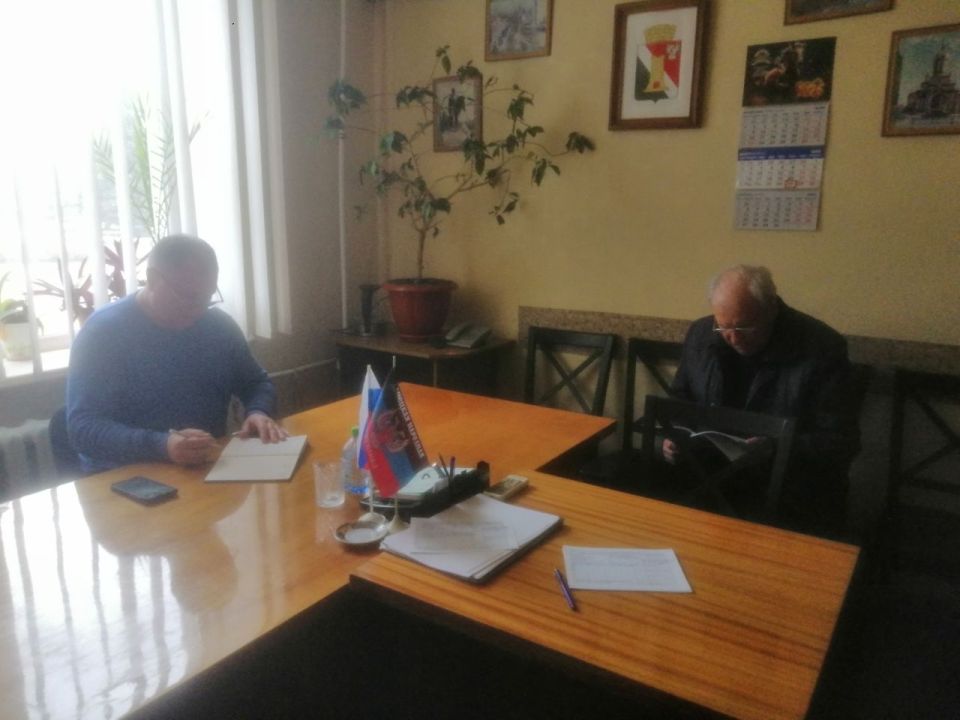 Игорь Мартынов: Личный прием граждан. 27 марта в администрации городского округа Енакиево заместитель главы администрации муниципального образования городского округа Енакиево Сергей Божик провел личный прием граждан Игорь Мартынов: Личный прием граждан. 27 марта в администрации городского округа Енакиево заместитель главы администрации муниципального образования городского округа Енакиево Сергей Божик провел личный прием граждан