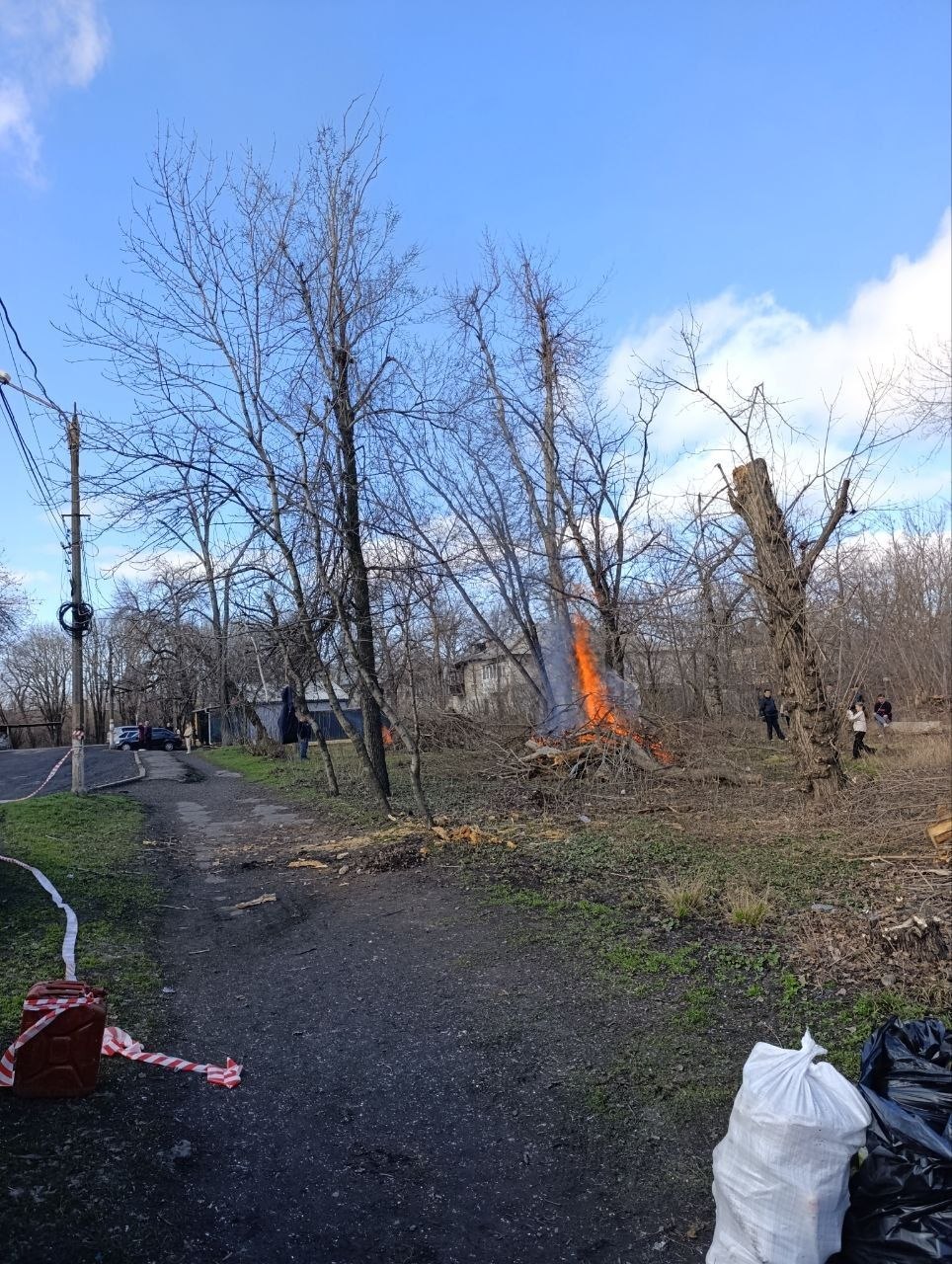 В Торезе состоялся общегородской субботник в парке по ул.Кошевого