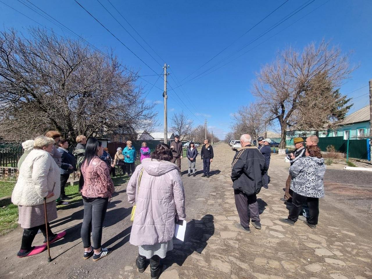 Сегодня заместитель главы администрации городского округа Харцызск Юлия Михайленко вместе с депутатом городского совета Геннадием Брунько и представителями Народной Дружины провела встречу с жителями улицы Заречной в пгт...