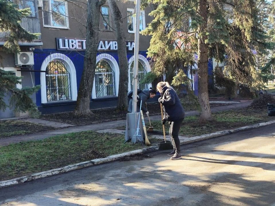 Сотрудники МБУ "Централизованная библиотечная система" совместно с МБУ ДО "Харцызская детская школа искусств" привели в порядок сквер и переулок имени С. М. Николенко Сотрудники МБУ "Централизованная библиотечная система" совместно с МБУ ДО "Харцызская детская школа искусств" привели в порядок сквер и переулок имени С. М. Николенко