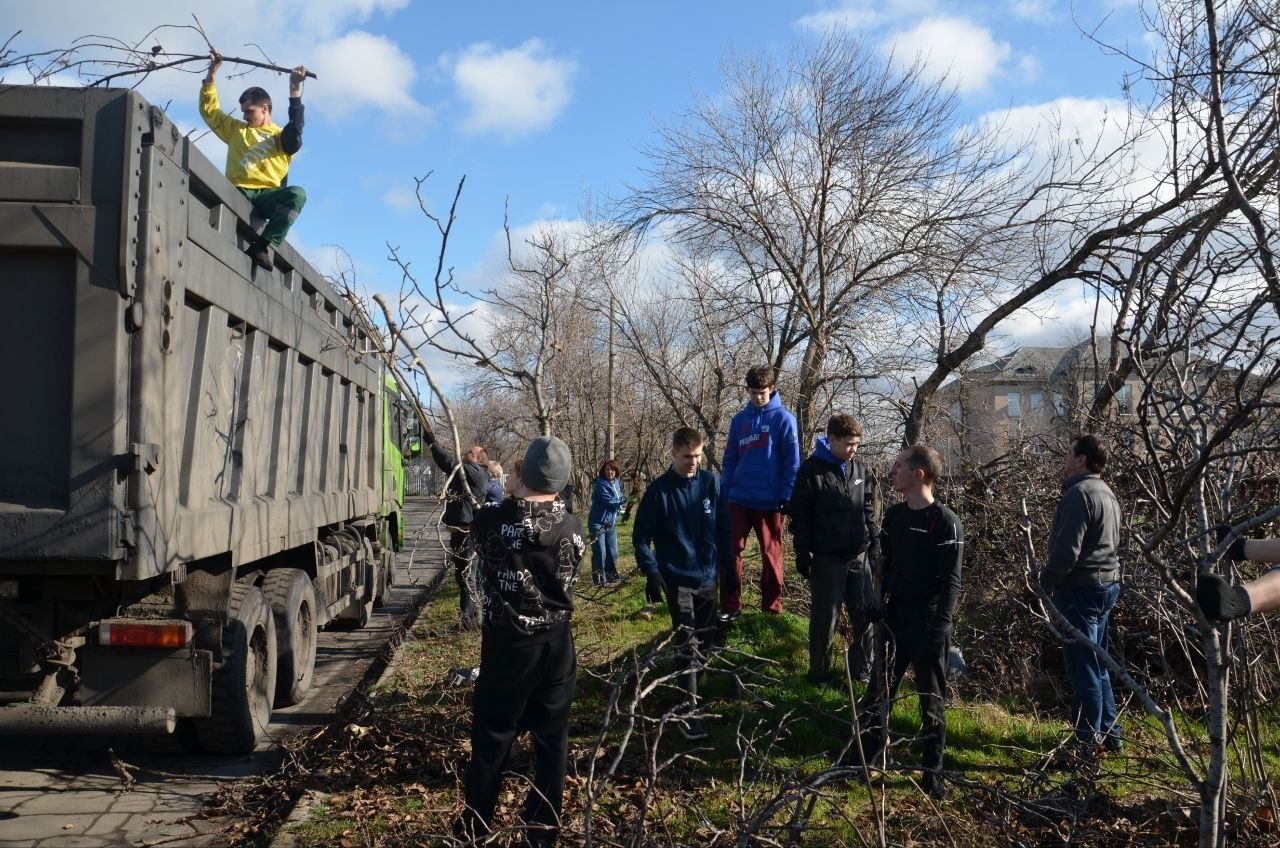 Сегодня, 28 марта, в рамках проекта "Городская среда", проведен общегородской субботник, в котором приняли участие Секретарь Торезского местного отделения партии "Единая Россия" Артём Чесноков, Председатель Торезского... Сегодня, 28 марта, в рамках проекта "Городская среда", проведен общегородской субботник, в котором приняли участие Секретарь Торезского местного отделения партии "Единая Россия" Артём Чесноков, Председатель Торезского...