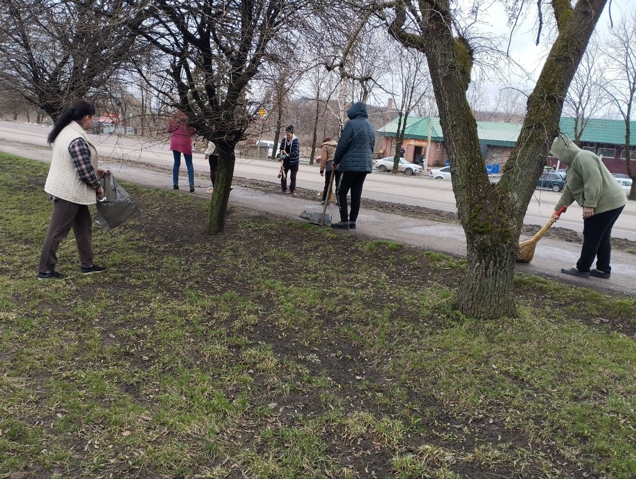 Игорь Мартынов: Сотрудники сферы образования вышли на общегородской субботник Игорь Мартынов: Сотрудники сферы образования вышли на общегородской субботник