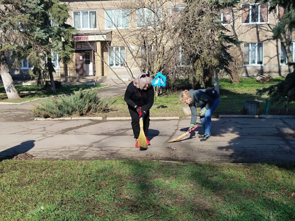 Сотрудники МБУ "Централизованная библиотечная система" совместно с МБУ ДО "Харцызская детская школа искусств" привели в порядок сквер и переулок имени С. М. Николенко Сотрудники МБУ "Централизованная библиотечная система" совместно с МБУ ДО "Харцызская детская школа искусств" привели в порядок сквер и переулок имени С. М. Николенко