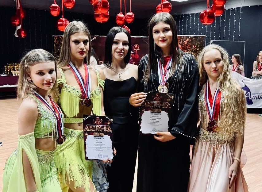 Активистки Совета женщин Шахтёрска и Женского движения партии «Единая Россия», участницы школы восточного танца «Зарифи+», с триумфом выступили на Межрегиональном рейтинговом чемпионате «АМУН-РА» в Москве Активистки Совета женщин Шахтёрска и Женского движения партии «Единая Россия», участницы школы восточного танца «Зарифи+», с триумфом выступили на Межрегиональном рейтинговом чемпионате «АМУН-РА» в Москве