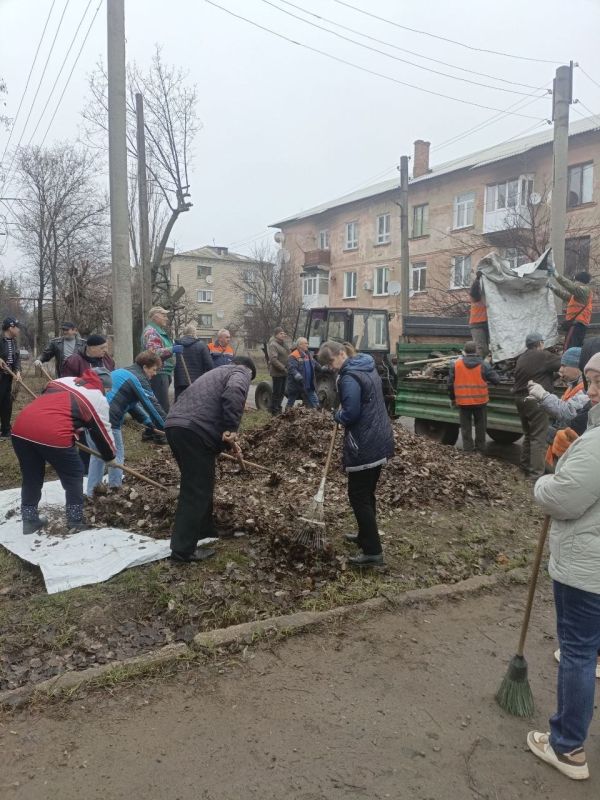 Весна– это традиционное время наведения чистоты и порядка, а субботники - добрая традиция, объединяющая поколения Весна– это традиционное время наведения чистоты и порядка, а субботники - добрая традиция, объединяющая поколения