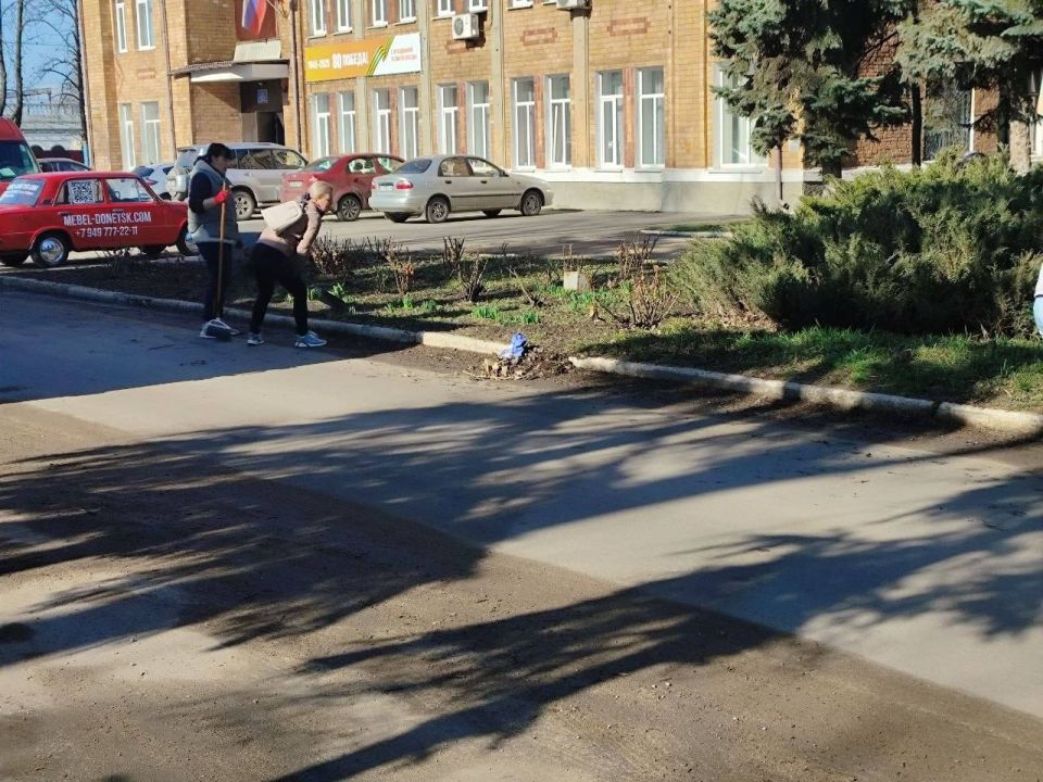 Сотрудники МБУ "Централизованная библиотечная система" совместно с МБУ ДО "Харцызская детская школа искусств" привели в порядок сквер и переулок имени С. М. Николенко Сотрудники МБУ "Централизованная библиотечная система" совместно с МБУ ДО "Харцызская детская школа искусств" привели в порядок сквер и переулок имени С. М. Николенко
