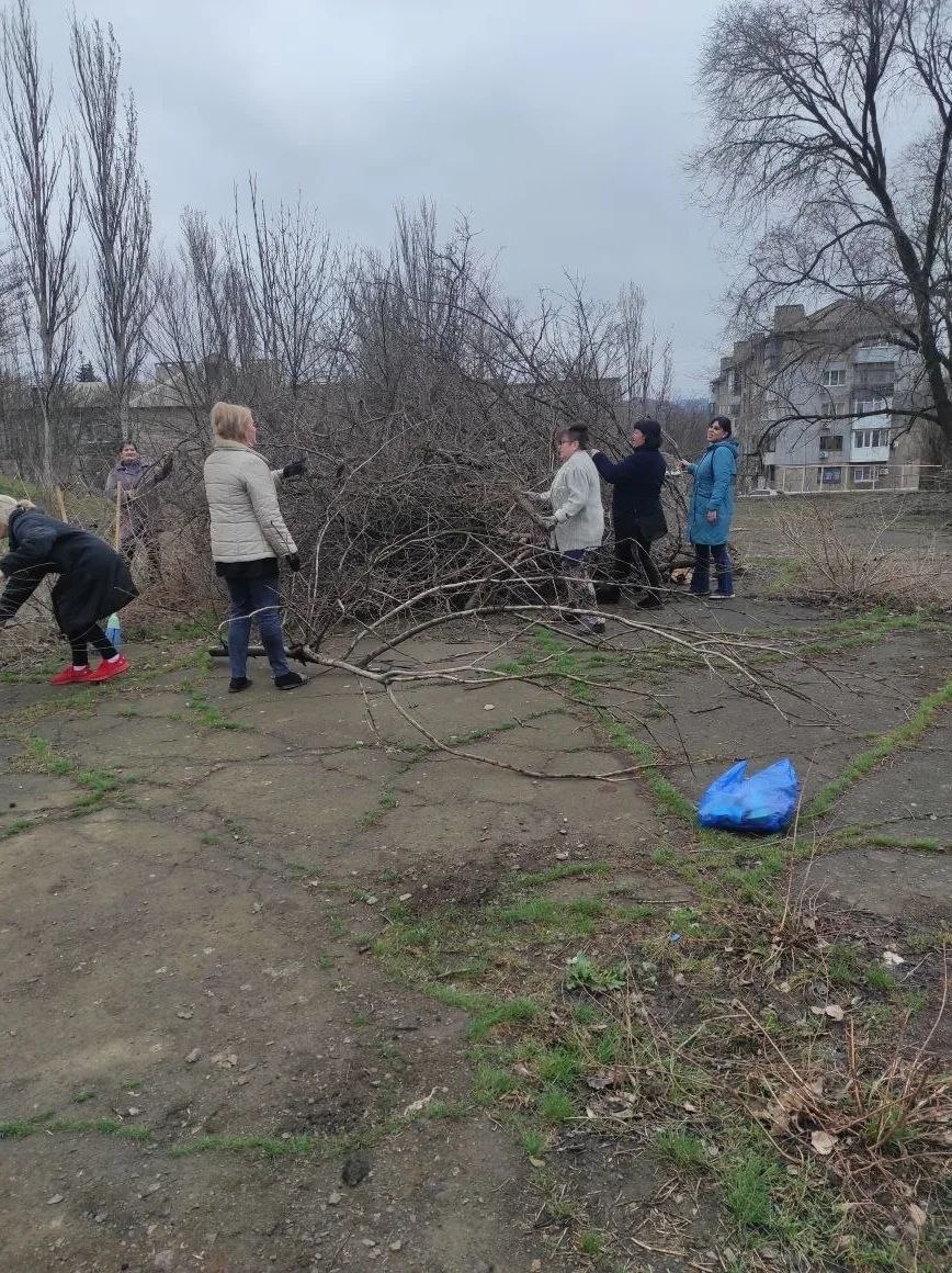 В Торезе состоялся общегородской субботник В Торезе состоялся общегородской субботник