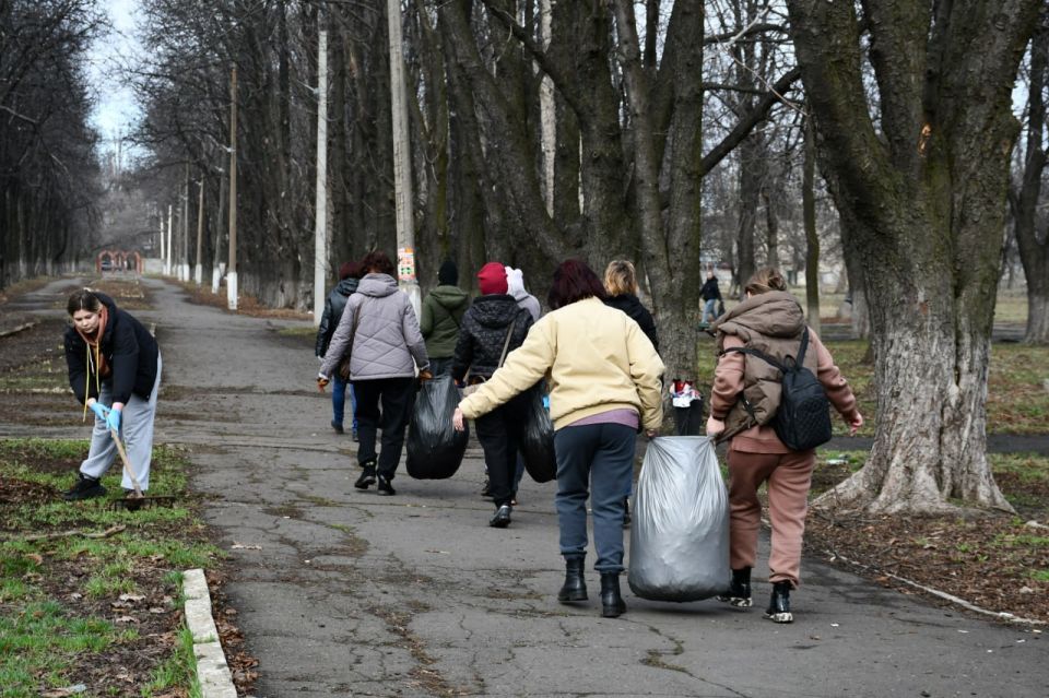 ОБЩЕГОРОДСКОЙ СУББОТНИК В ДЕБАЛЬЦЕВО ОБЩЕГОРОДСКОЙ СУББОТНИК В ДЕБАЛЬЦЕВО