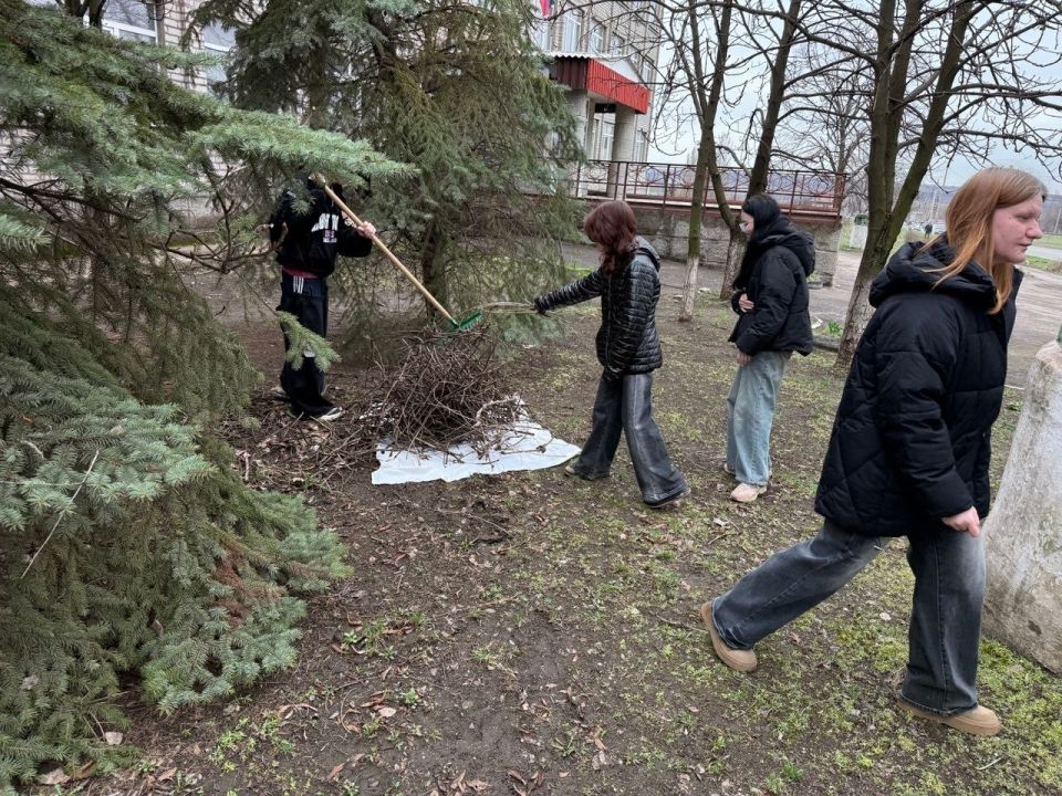 Студенты и сотрудники средних специальных учебных заведений приняли участие в общегородском субботнике Студенты и сотрудники средних специальных учебных заведений приняли участие в общегородском субботнике