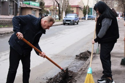Александр Петрикин: 27 марта возле администрации Краснолиманского муниципального округа состоялся санитарный день в рамках ежегодной акции «Зеленый Донбасс»